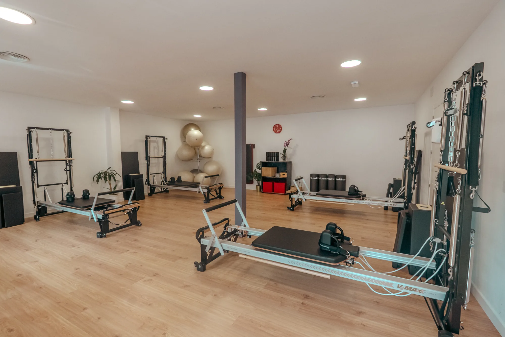 Sala de Reformer del estudio Actívate Pro en Torrelodones