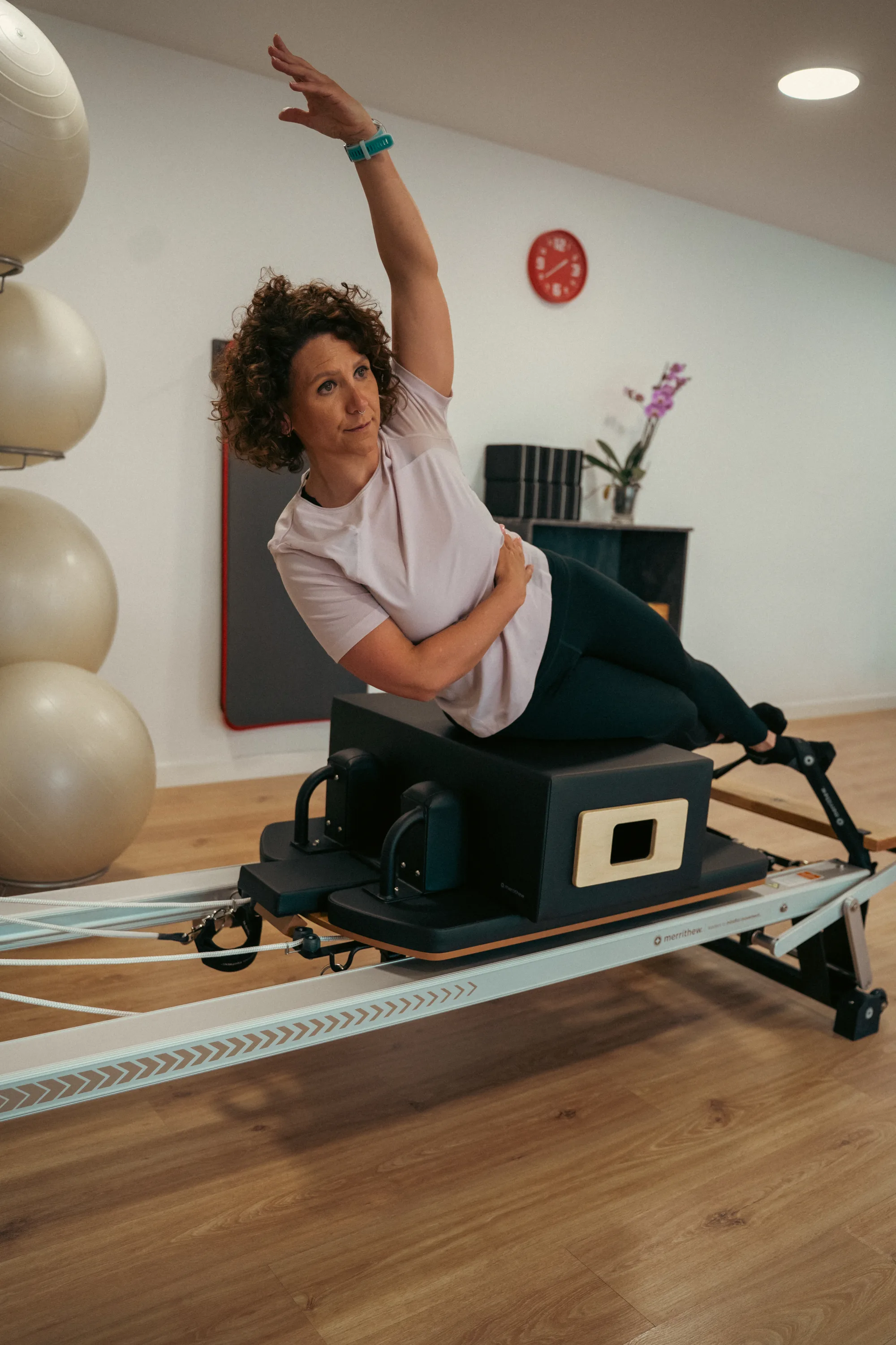Sandra Bravo ejecutando un ejercicio de lateral flexion en Reformer STOTT PILATES