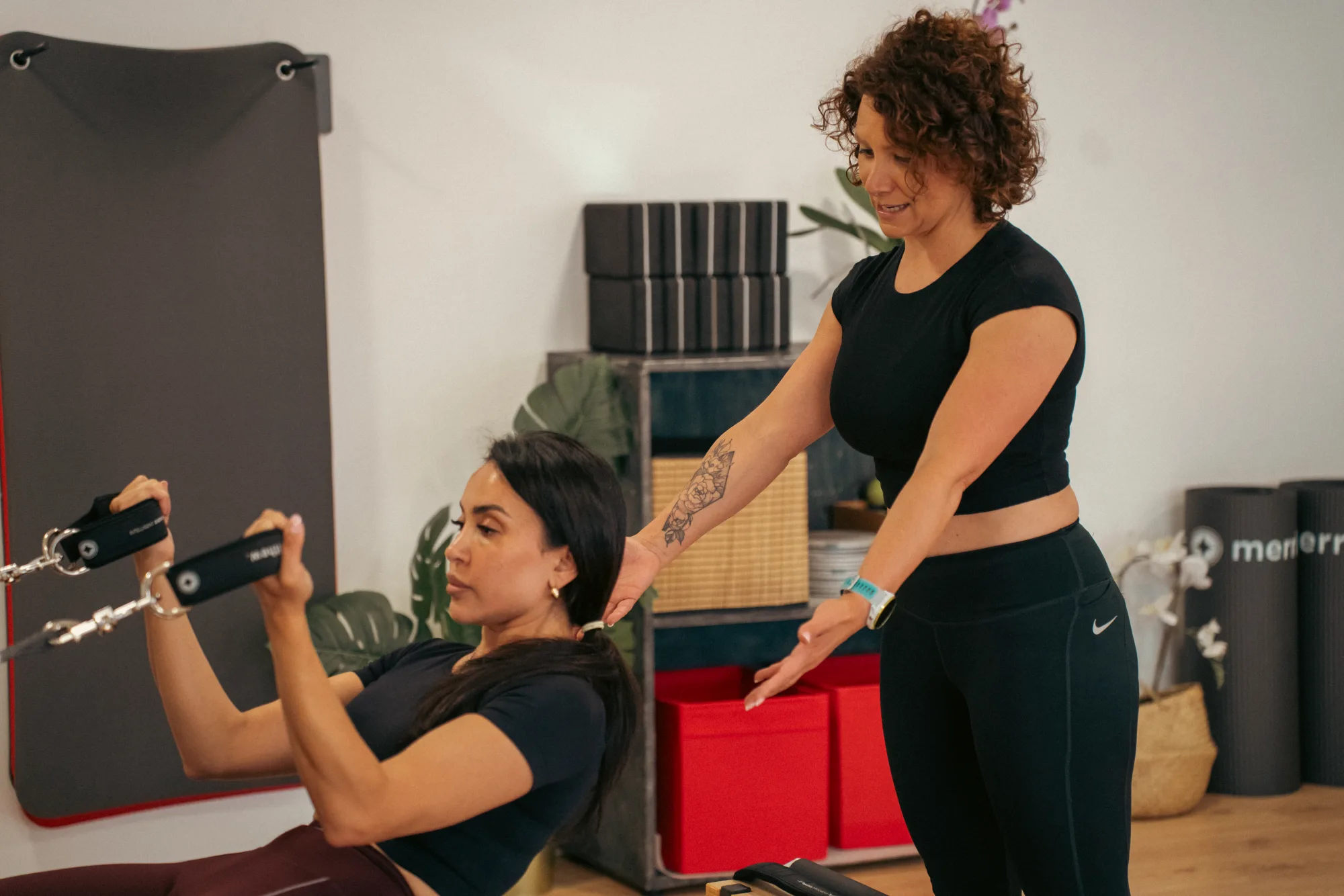 Sandra señalando un detalle técnico a una alumna