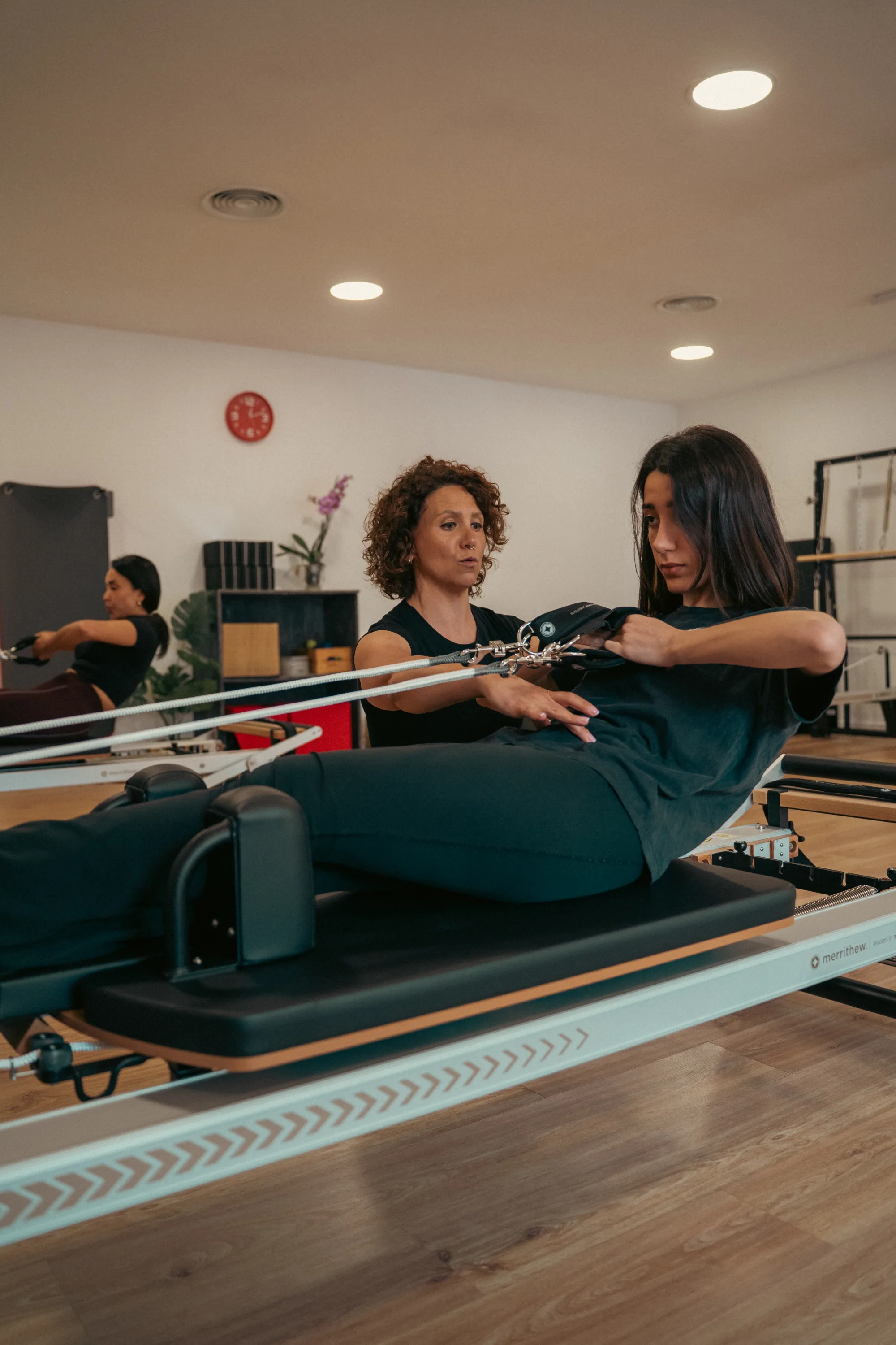 Sandra Bravo dirigiendo una clase grupal de Pilates Mat